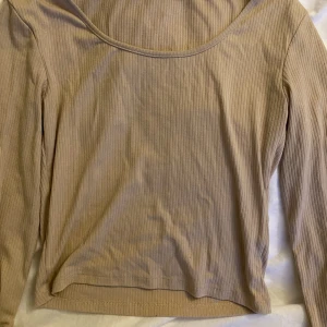 Långärmad tröja - En långärmad beige tröja ifrån Tally Weijl🩷 inga fläckar