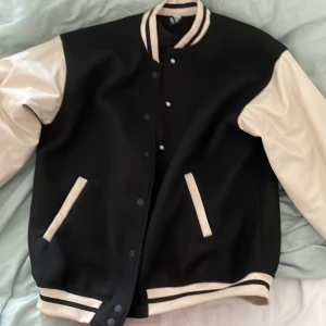 Jaca - Den e storlek small Har inte blivit använd så mkt