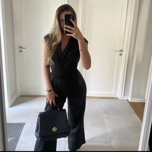 Byxdress - Säljer denna byxdress som aldrig är använd, skriv gärna för fler bilder