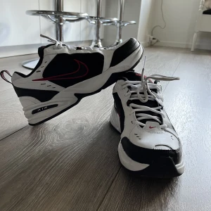 Nike Air Monarch IV - Använder de knappt därför säljer jag dem, använda kanske 5-6 gånger så att skicket är 9/10! Bara lite smutsiga men det går bort med en blöt trasa! Hör av er om ni har frågor😁