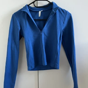 Blå topp  - Blå topp från Nelly, endast testad och aldrig använd. Storlek XS