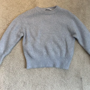 Stickad tröja - Såå mysig stickad tröja!! Passar året runt🙌🏻🙌🏻färgen är mer ljusblå än på bilderna, skriv för fler!😋