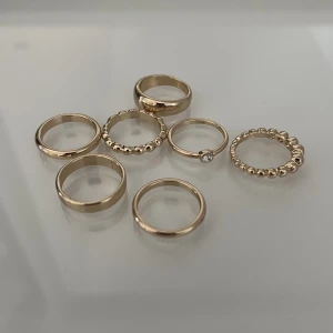 Guldringar  - 6 st ringar från NA-KD i strl xs/s  Kontakta mig för mer info