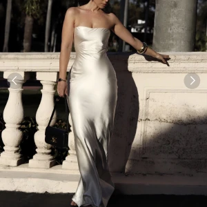 Vit balklänning  - Strl 42 men passar en 40 