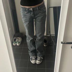 Zara midwaist jeans - Jättesnygga gråblå midwaist jeans från zara. Knappt använda💕 liten klippt slits på insidan. Passar även 36 beroende på hur man vill att de ska sitta💕 