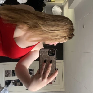 Topp  -  Tröjan är använda några få gånger inga fläckar och inget trasigt