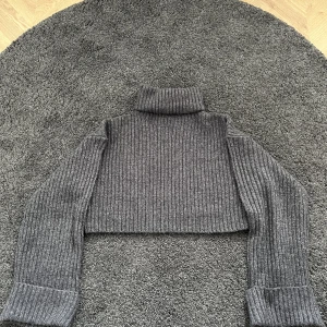Stickad tröja - Jag säljer denna croppade stickade tröjan från ginatricot. Den är storlek L men i med att den är kort så passar den mer till S och M.