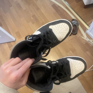 air Jordans 1 mid game foyal black toe - Skor som jag knapt andvänt storlek 44