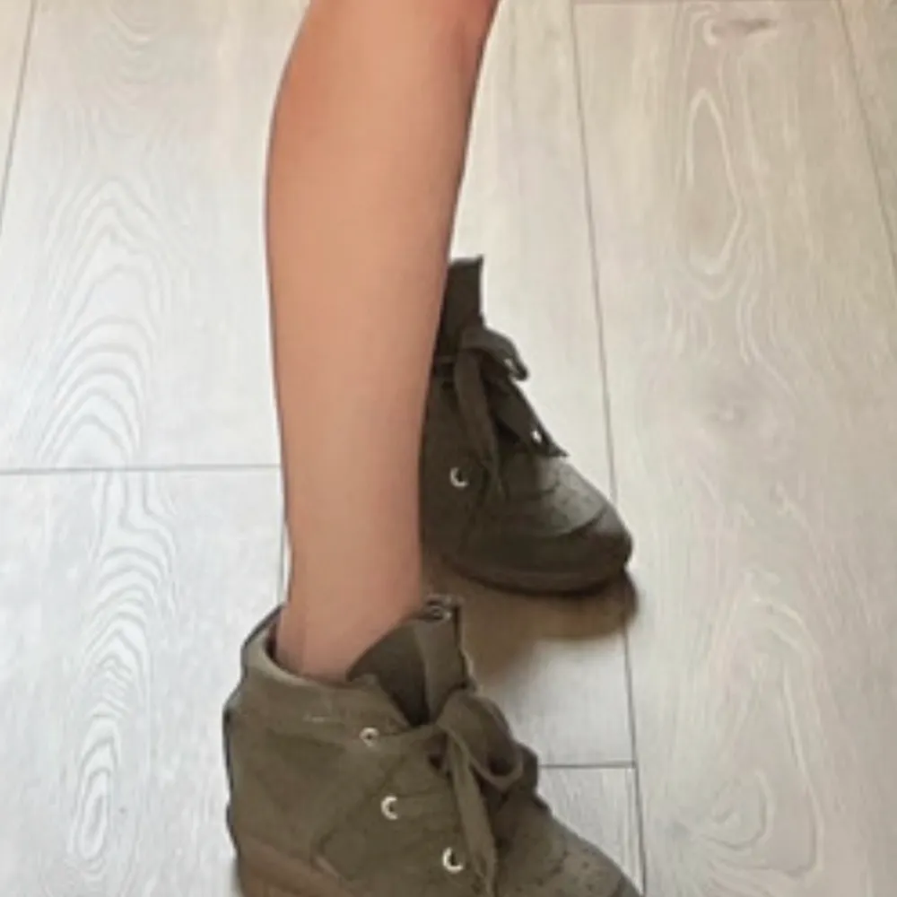 Säljer dessa isabel marant i en modell som jag tror kommer vara en ny favorit i sommar! Super snygga men tyvärr har jag ingen användning för dem och de förtjänar dem! Pris kan diskuteras vid snabb affär!💕. Kengät.