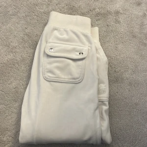 Vita Juicy byxor - Säljer mina fina vita juicy byxor då de är för långa för mig och därför knappt använda. 🥰 Köparen står för frakten!