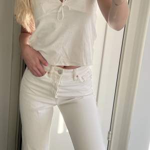 Ankellånga raka vita jeans med beiga sömmar  från Zara. Nyskick🌟 srl 32