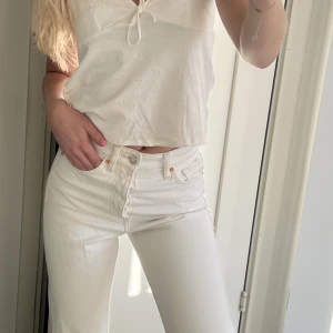 Vita raka jeans  - Ankellånga raka vita jeans med beiga sömmar  från Zara. Nyskick🌟 srl 32
