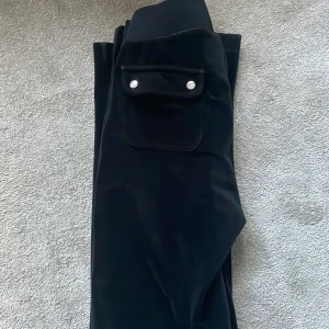 Juciy byxor 💖 - Jag säljer mina svarta super fina juciy byxer. Då dom inte kommer till      Användning längre. Super bra skick💖💖