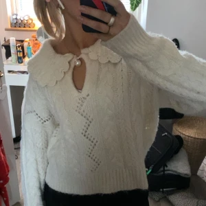 Stickad tröja  - Gullig stickad tröja från Zara. Storlek M men liten i storlek. Endast använd ett par gånger.