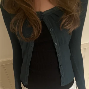 Mörkgrön kofta  - Så söt mörkgrön/petroleum färgad kofta ☺️storlek S, men passar XS och M också! Skriv om du har frågor eller prisförslag 