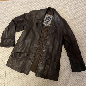 läderjacja - brun läderjacka som är så fin men inte riktigt min stil! passar s-m