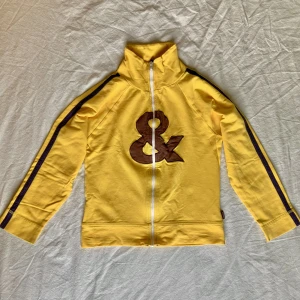 Y2k tröja!💋 - Superdupercool gul y2k tröja! Den är i barnstorlek och passar motsvarande XXXS! Den är i bra skick utan defekter. Har en likadan i blå! Skriv för mer info!💋