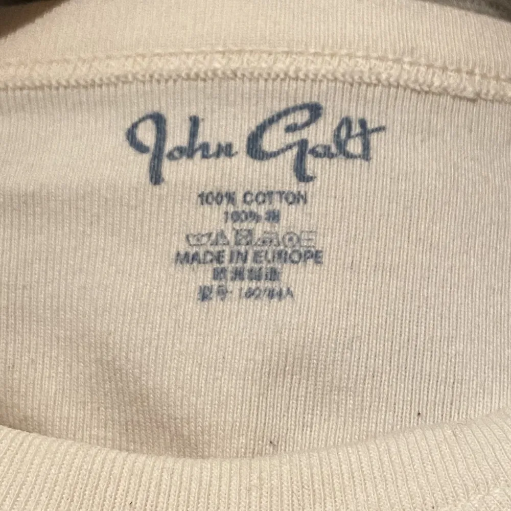 En jättefin croppad t-shorts från Brandy Melville som inte går att köpa längre. Använd max 3 gånger, säljer då jag tyvärr inte använder den ofta. Köpte på pacsun för 309kr men säljer för bara 200kr! Köpare står för frakt!💗. T-shirts.