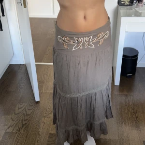 Mörkgrön kjol - Mörkgrön långkjol. Midjemått: 80 cm. Längd: 90 cm. Jag är 176 cm 💕