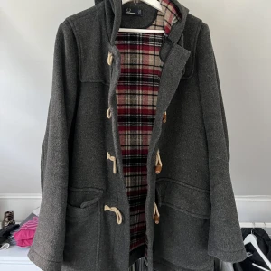 Fred Perry - en väldigt fin kappa ifrån Fred Perry. Strl 38  som ny, 500 + frakt - kan gå ner vid snabb affär 