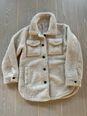 Mysig höstjacka fr Lindex - Fin och mysig höstjacka f ungdom. Vit/Beige. Strl 146-152. 10-12 år