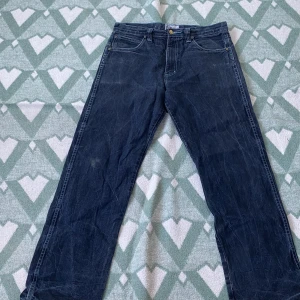 Jeans  - Blå Baggy jeans med blåa sömmar.