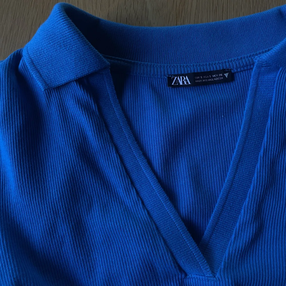 En långärmad tröja från Zara. Supersnygg med en spetsbh under som går ner lite. Knappt använd . Tröjor & Koftor.