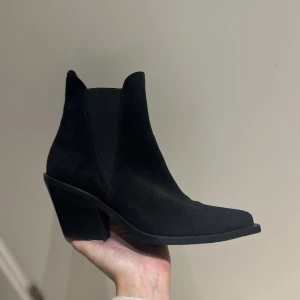 KMB bootz  - Säljer ett par svarta mocka boots ifrån märket KMB, väldigt fint skick! Köpta för 1499kr  Storlek 39 