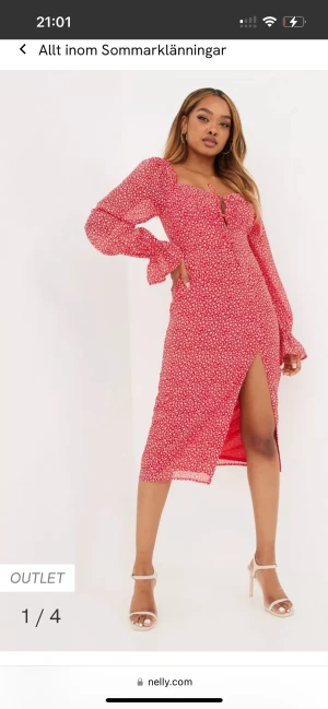 Röd blommig långklänning  - Säljes pga för liten storlek 