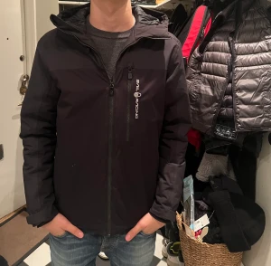 Sailracing - Hej! Jag säljer en sailracing jacka. Den är väldigt varm! Ny pris 3500! mitt pris 1500! Priset kan diskuteras 