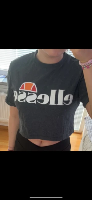 Tränings tröja - Jag säljer en jätte fin ellesse tränings tröja som tyvver inte kommer till användning. Den är i ny skick då den knappt är använd💞