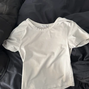 Vit topp - Sitter tajt på