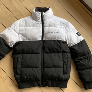 Calvin Klein vinterjacka  - Svart/vit vinterjacka från Calvin Klein XS. Nyskick.
