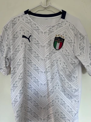 Italien fotbollströja  - En snygg vit fotbollströja  , skick: 8/10