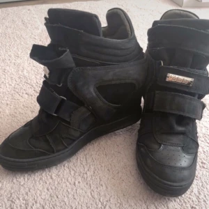 Klackar - Säljer dessa super snygga liknade marant skor för endast 300kr. Jag har knappt använt dom och de är i väldigt bra skick. De är i storlek 38 🫶🏻