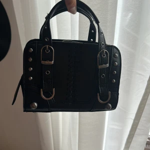 Zara väska  - Jätte söt väska💗 finns en kjedja med  Kommer inte till användning 