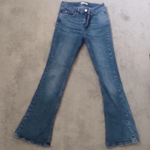 Jeans - Storlek L men passar mig som har strl 36