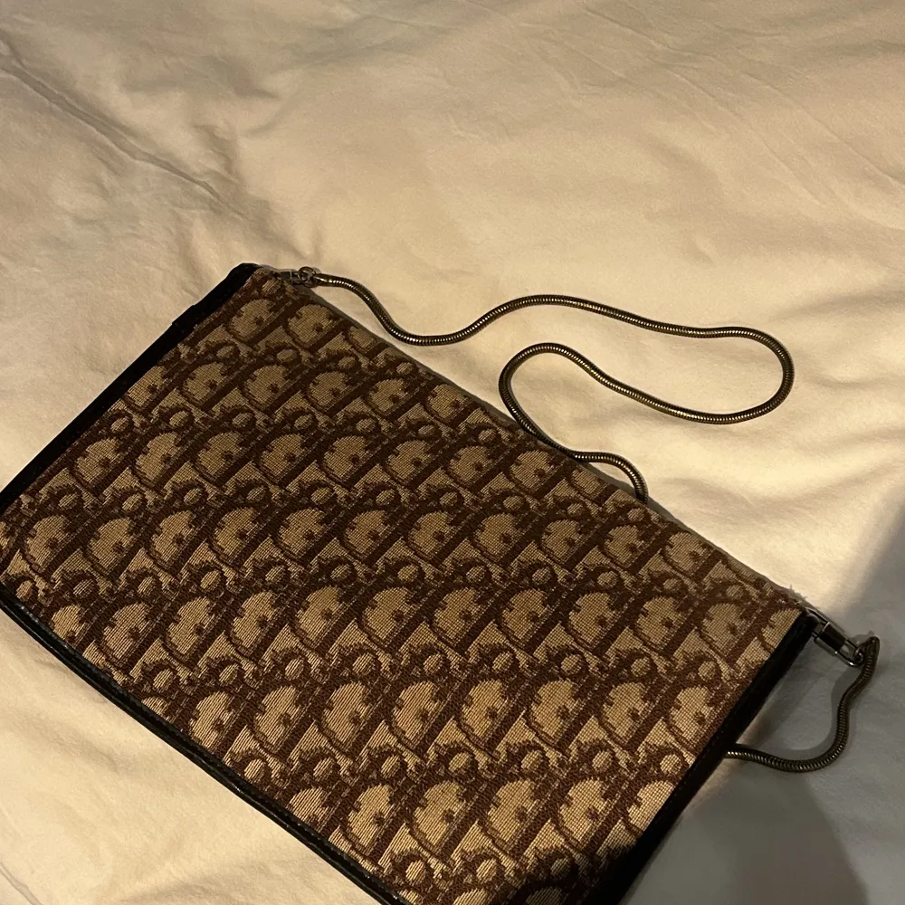 En snygg vintage Dior väska. Nypris 15 000 kr. Väskor.