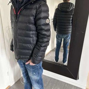 Moncler jacka  - En väldigt fin moncler jacka i skick 9/10. Säljer för den är för liten för mig. OBS kompis på bilden. Kom för frågor. Om ni klickar köp direkt välj endast frakt via PostNord. Är också en gammal modell så ser inte riktigt ut som de flesta gör nu. 