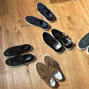 Olika typer av skor i mocha och läder  - Hej här är massa olika skor som jag har ej har användning av längre som typ är i nyttskick kontakta mig om du är intresserad av något par eller några alltid aktiv:)