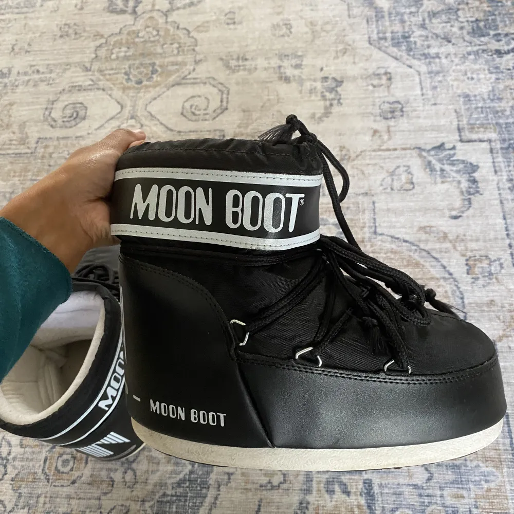Säljer mina moon boots pågrund av att jag inte använder dom längre. Snörerna är lite slitna. Skriv för fler bilder💗 (boxen ingår ej). Skor.
