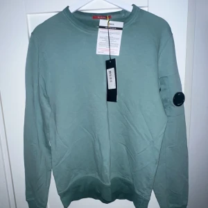 C.P Company crewneck - C.P Company Crewneck Aldrig använd, säljs pga fel storlek Nypris - 2300kr  Säljs för - 500 Unik färg