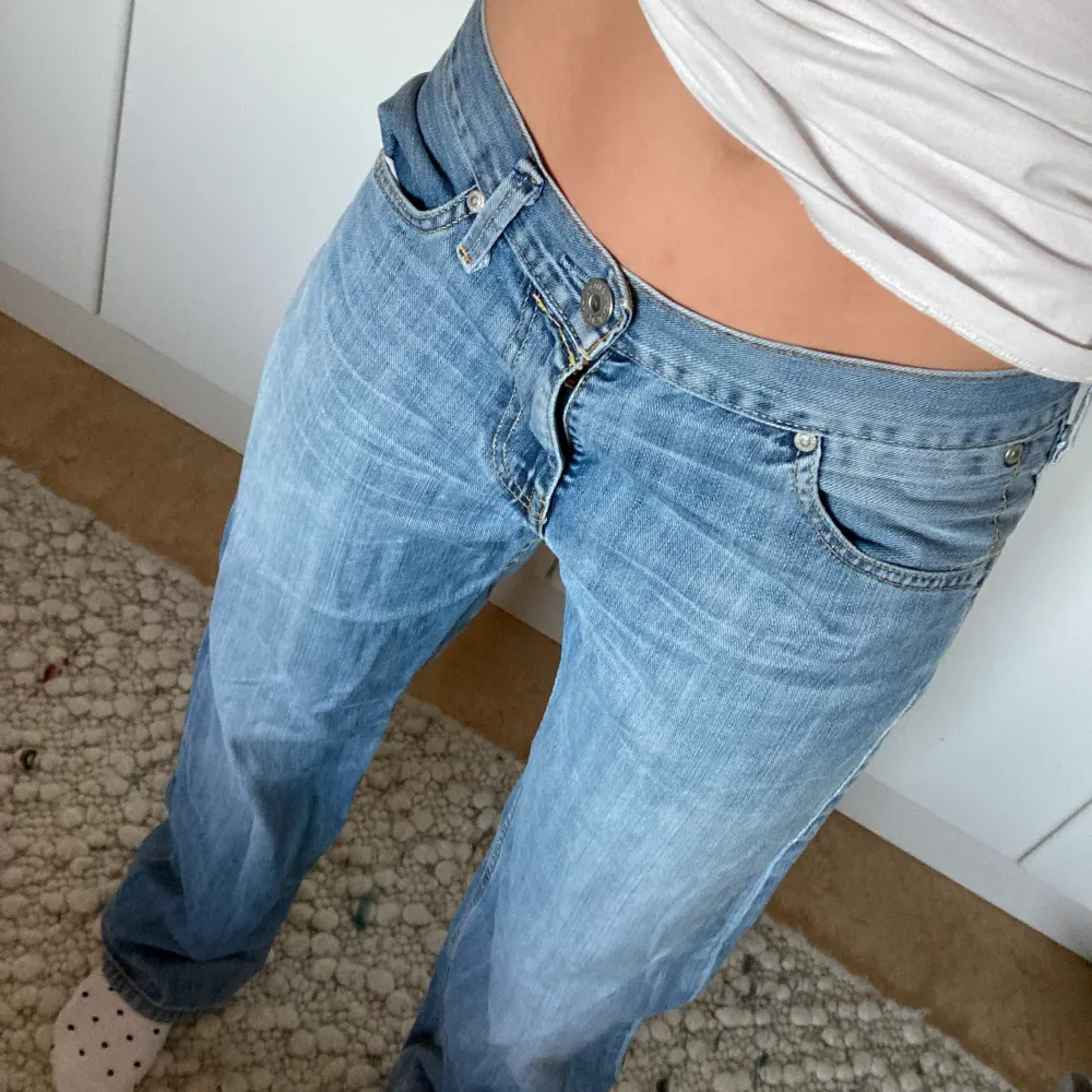 Säljer ett par skit coola lågmidjade Levis jeans!💕💕😊. Jeans & Byxor.