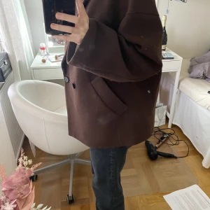 Höst jacka, knappt använd för 450💞 nypris 999kr - Knappt använd höst jacka i storlek s, färg brun säljs inte längre i butik