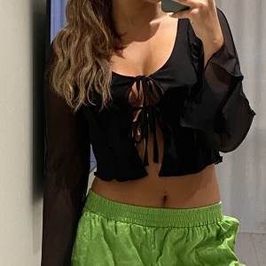 Svart transparent topp - Svart transparent knyt topp helt ny med prislapp kvar. Den är endast transparent på armarna och baksidan men inte över bysten. Långa vida fina ärmar 🥰