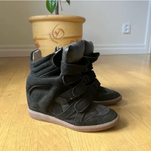 Isabelle Marant skor - Säljer mina supersnygga Isabelle marant skor i strl 38. Knappt använda då de är lite för små för mig. Köpta här på Plick men i ett strålande skick. Skopåsar medföljer samt elektroniskt kvitto om det önskas!!