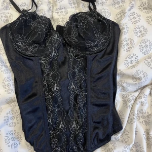 Korsett linne  - Fint korsett linne med glitter detaljer. Säljer pga de är för stort. Justerbara band, ändast testad. Storlek 75C vid kuporna, S runt midjan. 