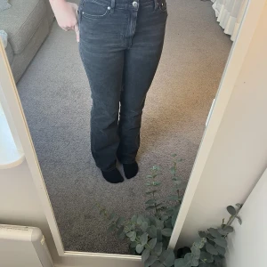 Svarta flared jeans  - Säljer mina svarta flared jeans från H&M! Dom är inte använda alls många gånger så super bra skick💕säljer då de inte kommer till användning💕kontakta för fler bilder! 