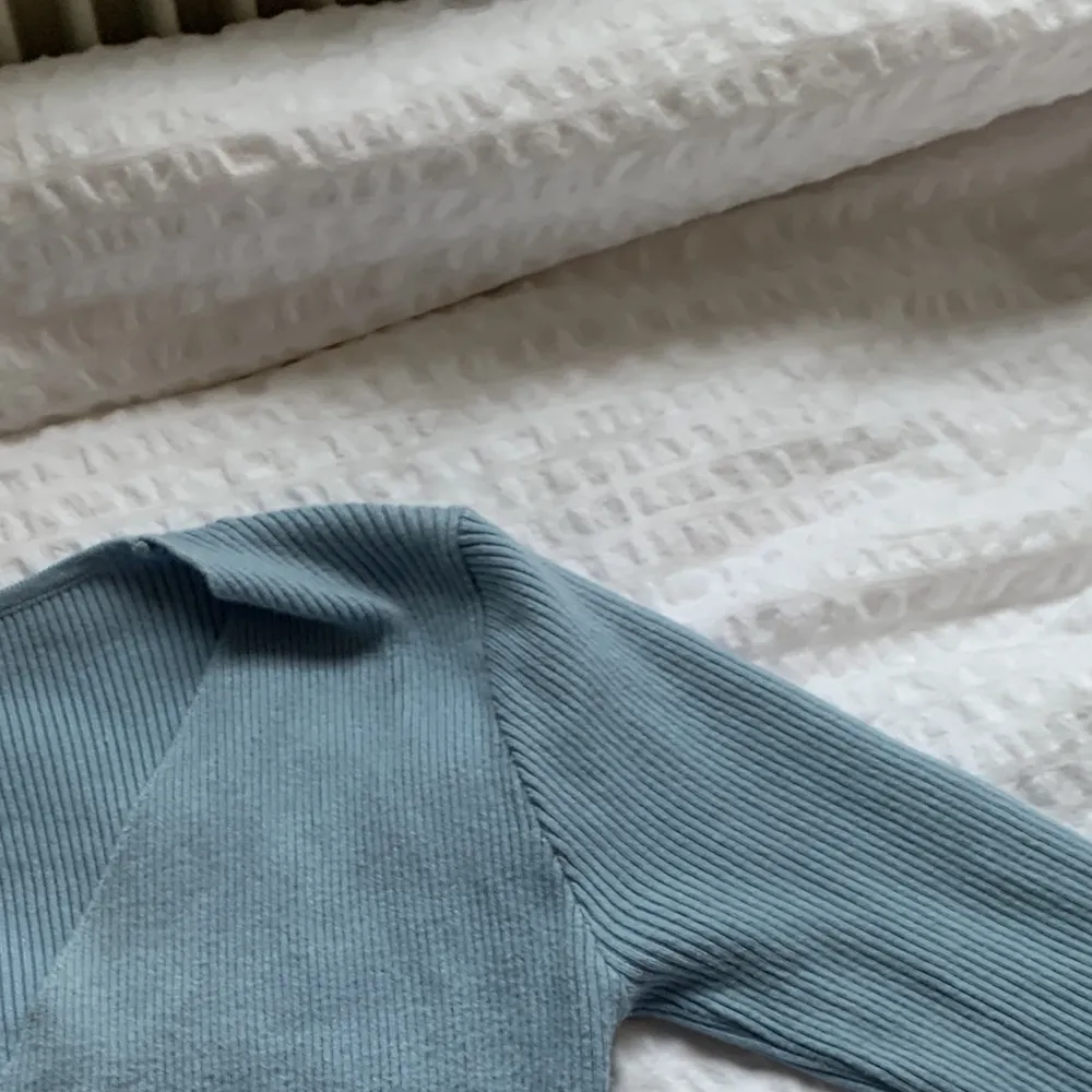 En fin blå tröja använd några få gånger. Super skön och fin till hösten. Passar från xxs-S. Tröjor & Koftor.