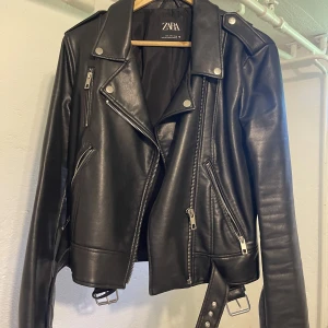 Zara skinnjacka  - Säljer min super snygga skinnjacka ifrån zara i nyskick! Den är i storlek L men skulle säga mer som S/M. Säljer pga att jag inte har någon användning för den💕 den här en liten spricka vid armhålan, bild kan skickas vid intresse 💕